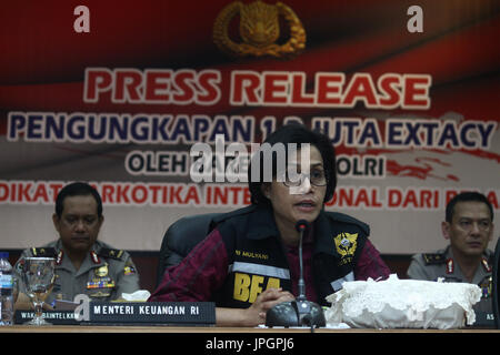 Jakarta, Indonesien. 1. August 2017. Minister der Finanzen von Indonesien, Sri Mulyani gab eine Aussage auf der Pressekonferenz im Zusammenhang mit der Offenlegung des niederländisch-indonesischen internationale Betäubungsmittel Syndicate im indonesischen Polizeipräsidium, Jakarta, 1. August 2017. 2 kg Methamphetamin Wert mehr als IDR 600 Milliarden sowie verhaftet zwei Kuriere und erschossen einen anderen. Bildnachweis: Pazifische Presse/Alamy Live-Nachrichten Stockfoto