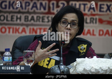 Jakarta, Indonesien. 1. August 2017. Minister der Finanzen von Indonesien, Sri Mulyani gab eine Aussage auf der Pressekonferenz im Zusammenhang mit der Offenlegung des niederländisch-indonesischen internationale Betäubungsmittel Syndicate im indonesischen Polizeipräsidium, Jakarta, 1. August 2017. 2 kg Methamphetamin Wert mehr als IDR 600 Milliarden sowie verhaftet zwei Kuriere und erschossen einen anderen. Bildnachweis: Pazifische Presse/Alamy Live-Nachrichten Stockfoto