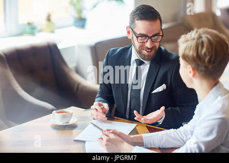 Zwei Geschäftspartner verhandeln Tagung Stockfoto