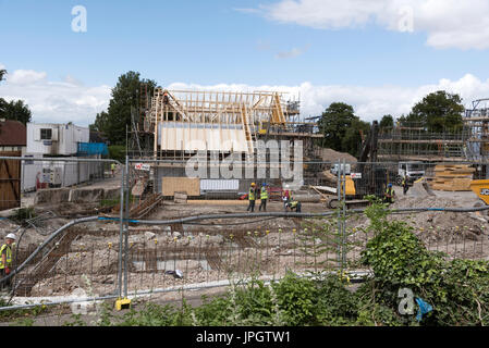 Wohnsiedlung von Imiri Bau am alten Bahnhofsgelände in Sutton Scotney in der Nähe von Winchester Hampshire England UK neue Häuser und Wohnungen. Stockfoto