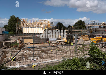 Wohnsiedlung von Imiri Bau am alten Bahnhofsgelände in Sutton Scotney in der Nähe von Winchester Hampshire England UK neue Häuser und Wohnungen. Stockfoto