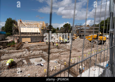 Wohnsiedlung von Imiri Bau am alten Bahnhofsgelände in Sutton Scotney in der Nähe von Winchester Hampshire England UK neue Häuser und Wohnungen. Stockfoto