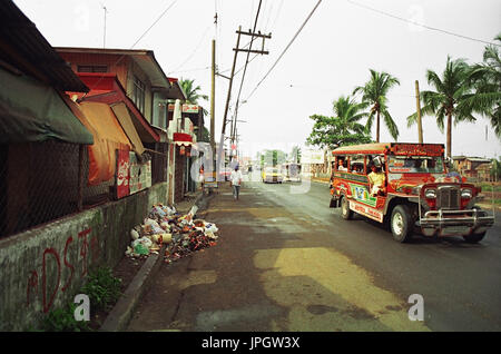 Eine maßgeschneiderte Jeepney auf Diego Cera Avenue, Las Piñas, Metro Manila, Philippinen Stockfoto