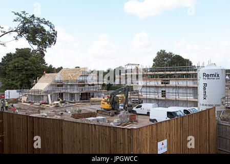 Wohnsiedlung von Imiri Bau am alten Bahnhofsgelände in Sutton Scotney in der Nähe von Winchester Hampshire England UK neue Häuser und Wohnungen. Stockfoto