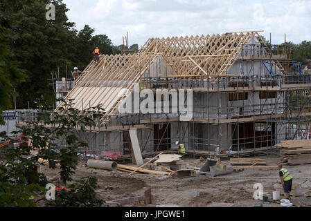 Wohnsiedlung von Imiri Bau am alten Bahnhofsgelände in Sutton Scotney in der Nähe von Winchester Hampshire England UK neue Häuser und Wohnungen. Stockfoto