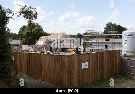 Wohnsiedlung von Imiri Bau am alten Bahnhofsgelände in Sutton Scotney in der Nähe von Winchester Hampshire England UK neue Häuser und Wohnungen. Stockfoto