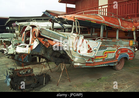 Jeepney auf dem "Friedhof", stürzte Sarao Jeepney Factory, Las Piñas, Metro Manila, Philippinen Stockfoto