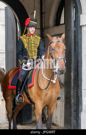 LONDON - 30 Juli: Kings Troop Royal Horse Artillery in Whitehall London am 30. Juli 2017. Unbekannter Mann Stockfoto