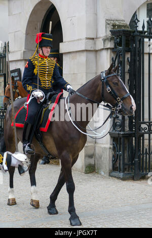 LONDON - 30 Juli: Kings Troop Royal Horse Artillery in Whitehall London am 30. Juli 2017. Unbekannte Frau Stockfoto