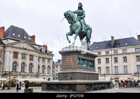 Bronzene Reiterstatue von Jeanne d'Arc in Place du Martroi, Orléans, Frankreich Stockfoto