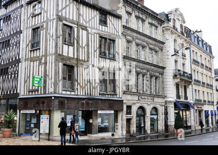 Fassade der Renaissance und Holz gerahmte Gebäude in Orléans, Frankreich. Stockfoto