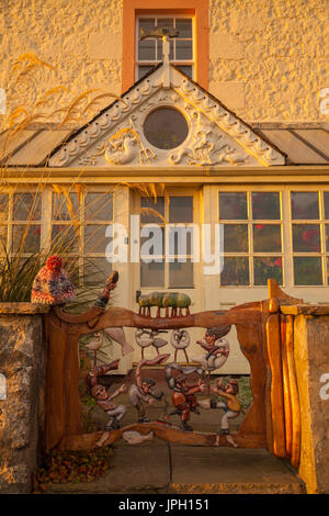 Handgefertigte Tor mit geschnitzten Figuren auf einem Haus in der Unteren Largo, Fife, Schottland. Stockfoto