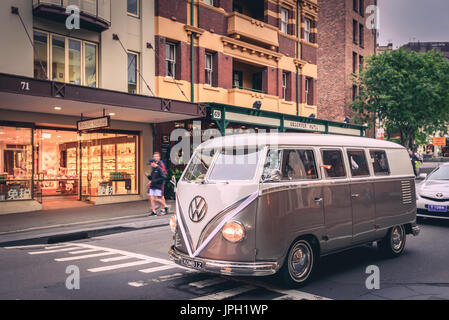 Sydney, Australien - 7. November 2015: Frisch restauriert Volkswagen Kombi Wohnmobil fahren entlang der George Street in the Rocks, New-South.Wales Stockfoto