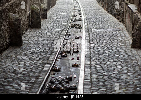 modern und urban Wasser ablassen oder Graben auf der Straße. Dachrinnen in jeder Stadt, gehen Sie nach unten auf den Fluss. Stockfoto