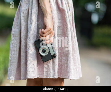 Frau Hand mit Retro-Kamera Nahaufnahme Stockfoto