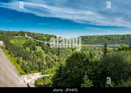 Im Jahr 2017 abgeschlossen Harz Rappodetalsperre Hängebrücke in Ostdeutschland. Stockfoto