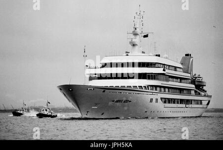 AJAXNETPHOTO. 1989. SOUTHAMPTON, ENGLAND. -KÖNIGLICHE YACHT - DIE SAUDI ARABIEN KÖNIGLICHE YACHT ABDUL AZIZ NACH AUßEN GEBUNDEN, NACH EINER KURZEN ÜBERHOLUNG IN PORT FOTO: JONATHAN EASTLAND/AJAX REF: 89 4A Stockfoto