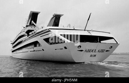 AJAXNETPHOTO. 1989. SOUTHAMPTON, ENGLAND. -KÖNIGLICHE YACHT - DIE SAUDI ARABIEN KÖNIGLICHE YACHT ABDUL AZIZ NACH AUßEN GEBUNDEN, NACH EINER KURZEN ÜBERHOLUNG IN PORT FOTO: JONATHAN EASTLAND/AJAX REF: 89 19A Stockfoto