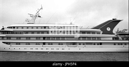 AJAXNETPHOTO. 1989. SOUTHAMPTON, ENGLAND. -KÖNIGLICHE YACHT - DIE SAUDI ARABIEN KÖNIGLICHE YACHT ABDUL AZIZ NACH AUßEN GEBUNDEN, NACH EINER KURZEN ÜBERHOLUNG IN PORT FOTO: JONATHAN EASTLAND/AJAX REF: 89 31 Stockfoto