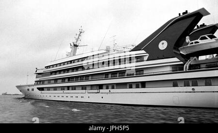 AJAXNETPHOTO. 1989. SOUTHAMPTON, ENGLAND. -KÖNIGLICHE YACHT - DIE SAUDI ARABIEN KÖNIGLICHE YACHT ABDUL AZIZ NACH AUßEN GEBUNDEN, NACH EINER KURZEN ÜBERHOLUNG IN PORT FOTO: JONATHAN EASTLAND/AJAX REF: 89 31A Stockfoto