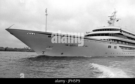 AJAXNETPHOTO. 1989. SOUTHAMPTON, ENGLAND. -KÖNIGLICHE YACHT - DIE SAUDI ARABIEN KÖNIGLICHE YACHT ABDUL AZIZ NACH AUßEN GEBUNDEN, NACH EINER KURZEN ÜBERHOLUNG IN PORT FOTO: JONATHAN EASTLAND/AJAX REF: 89 35A Stockfoto