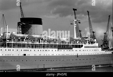 AJAXNETPHOTO. 21. APRIL 1967. SOUTHAMPTON, ENGLAND. -UNION CASTLE LINE EDINBURGH CASTLE AN WESTLICHEN DOCKS. FOTO: JONATHAN EASTLAND/AJAX REF: 356768 20 Stockfoto