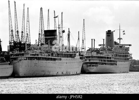 AJAXNETPHOTO. 1973. SOUTHAMPTON, ENGLAND. -ENDE EINER ÄRA - PASSAGIER-LINER S.A. ORANJE (L) UND IBERIA (R) IN DEN WESTLICHEN DOCKS VERTÄUT. FOTO: JONATHAN EASTLAND/AJAX REF: 1973 7 Stockfoto