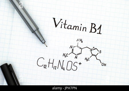 Chemische Formel von Vitamin B1 mit schwarzem Stift. Close-up. Stockfoto