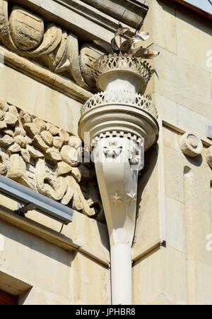 Reich verzierte Wasserrinne in Baku, Aserbaidschan. Stockfoto