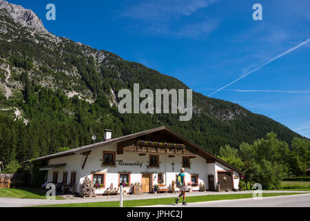 Rosumerhof Gästehaus im Leutaschtal an einem Sommertag, Tirol, Österreich Stockfoto