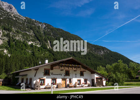 Rosumerhof Gästehaus im Leutaschtal an einem Sommertag, Tirol, Österreich Stockfoto