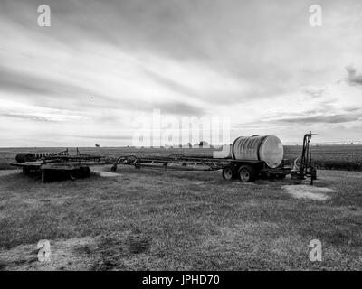 Schwarz / weiß Version der Farm Wasserfass Speicher und andere Geräte: Stockfoto