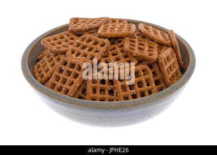 Braun gesalzen Waffel Brezeln in einer Steingut-Schüssel isoliert auf einem weißen Hintergrund. Stockfoto