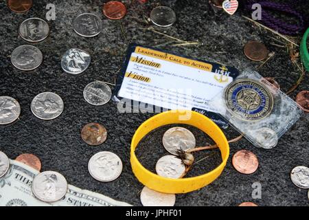 Münzen und andere Schmuckstücke nach links hinter der Flug 93 Memorial. Stockfoto