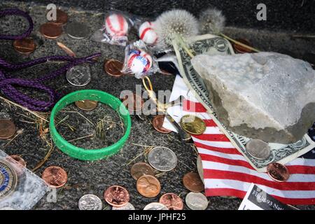 Münzen und andere Schmuckstücke nach links hinter der Flug 93 Memorial. Stockfoto