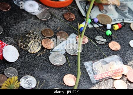 Münzen und andere Schmuckstücke nach links hinter der Flug 93 Memorial. Stockfoto