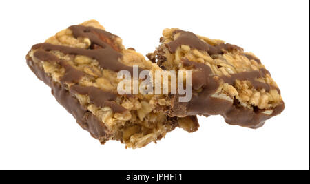 Eine Schokolade mit Nüssen Müsliriegel, die in der Mitte auf einem weißen Hintergrund isoliert gebrochen wurde. Stockfoto