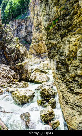 Wilder Fluss fließt durch die Schlucht Breitachklamm Stockfoto