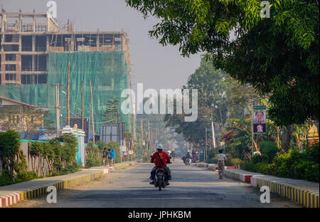 Nyaungshwe, Myanmar - 14. Februar 2016. Menschen fahren Roller auf Straße in Nyaungshwe Township, Myanmar. Nyaungshwe ist ein Township Taunggyi, die wichtigsten acce Stockfoto