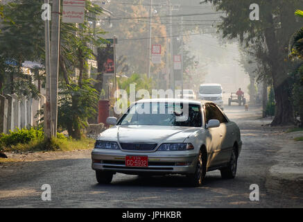 Nyaungshwe, Myanmar - 14. Februar 2016. Auto läuft auf Straße in Nyaungshwe Township, Myanmar. Nyaungshwe ist ein Township von Taunggyi Bezirk, die wichtigsten acc Stockfoto