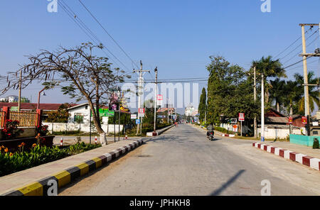 Nyaungshwe, Myanmar - 14. Februar 2016. Hauptstraße am sonnigen Tag in Nyaungshwe Township, Myanmar. Nyaungshwe ist ein Township Taunggyi, der Hauptzufahrt po Stockfoto