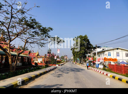 Nyaungshwe, Myanmar - 14. Februar 2016. Hauptstraße am sonnigen Tag in Nyaungshwe Township, Myanmar. Nyaungshwe ist ein Township Taunggyi, der Hauptzufahrt po Stockfoto