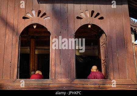 Nyaungshwe, Myanmar - 14. Februar 2016. Novizen im Shwe Yan Pyay Kloster in Nyaungshwe, Myanmar. Nyaungshwe ist ein Township Taunggyi in der Shan-S Stockfoto