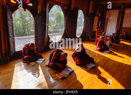 Nyaungshwe, Myanmar - 14. Februar 2016. Novizen an Shwe Yan Pyay Kloster in Nyaungshwe, Myanmar zu studieren. Nyaungshwe ist ein Township Taunggyi in der Sh Stockfoto