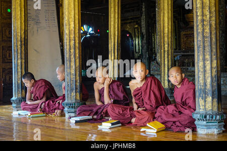 Nyaungshwe, Myanmar - 14. Februar 2016. Junge Mönche Studium an einem hölzernen Kloster in Nyaungshwe, Myanmar. Nyaungshwe ist ein Township Taunggyi in Sha Stockfoto