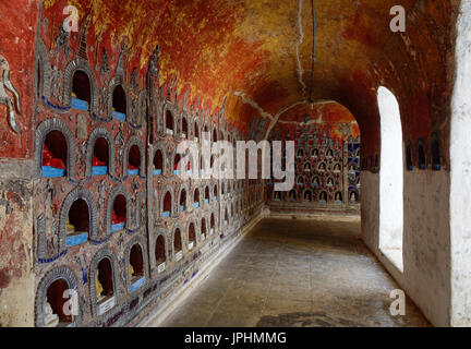 Nyaungshwe, Myanmar - 14. Februar 2016. In einem alten Kloster in Nyaungshwe, Myanmar. Nyaungshwe ist ein Township Taunggyi im Shan-Staat von M Stockfoto