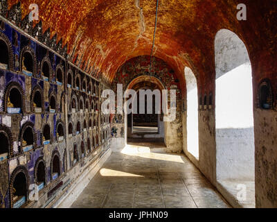 Nyaungshwe, Myanmar - 14. Februar 2016. In einem alten Kloster in Nyaungshwe, Myanmar. Nyaungshwe ist ein Township Taunggyi im Shan-Staat von M Stockfoto