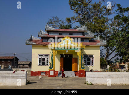 Nyaungshwe, Myanmar - 14. Februar 2016. Fassade eines alten Klosters in Nyaungshwe, Myanmar. Nyaungshwe ist ein Township Taunggyi im Shan-Staat von M Stockfoto