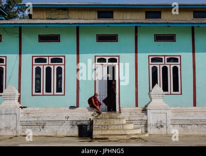 Nyaungshwe, Myanmar - 14. Februar 2016. Ein Neuling am hölzernen Kloster in Nyaungshwe, Myanmar. Nyaungshwe ist ein Township Taunggyi in Shan-Stat Stockfoto