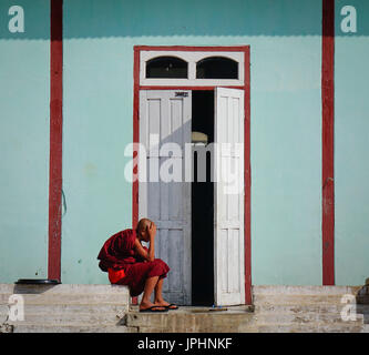 Nyaungshwe, Myanmar - 14. Februar 2016. Ein Neuling am Haupteingang des Klosters in Nyaungshwe, Myanmar. Nyaungshwe ist ein Township Taunggyi in Sha Stockfoto